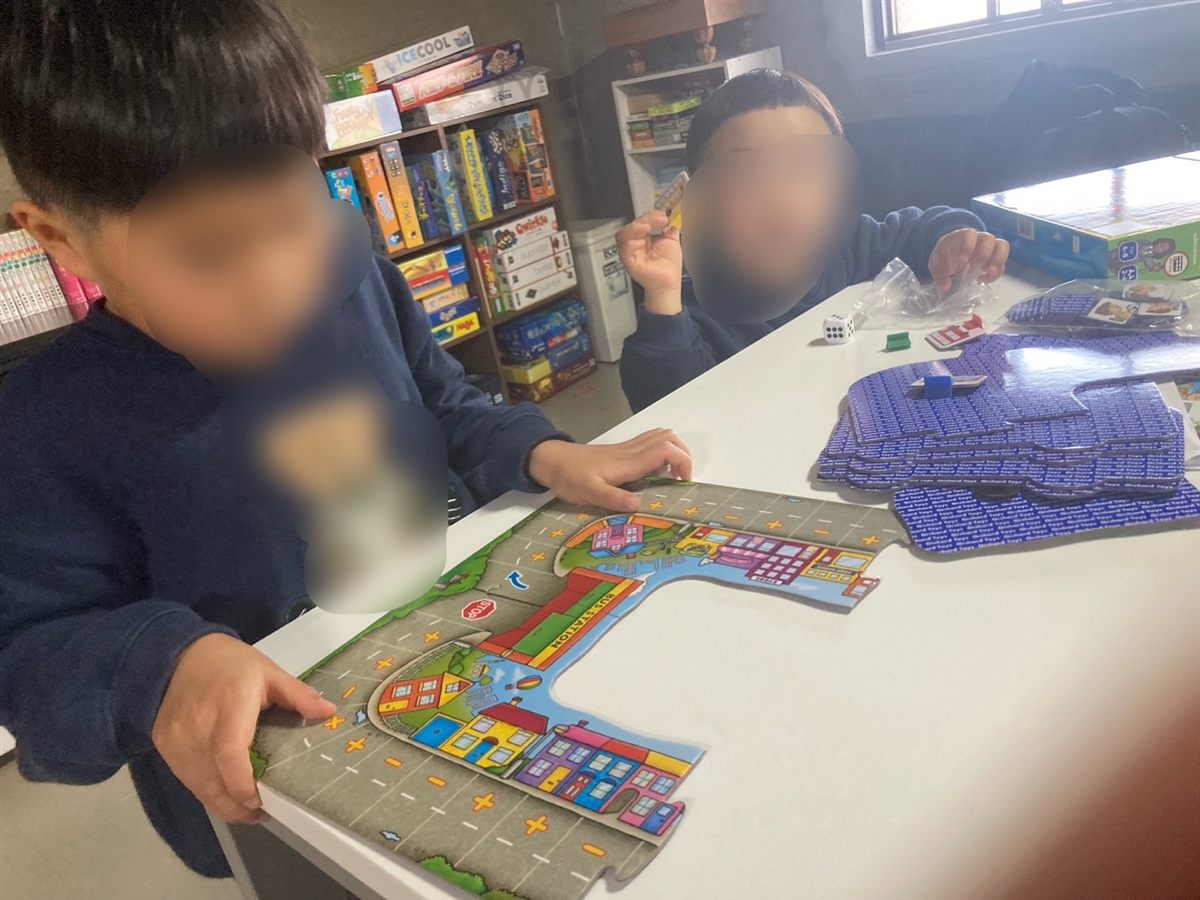 子どもたちがテーブルでボードゲームを遊んでいる様子
