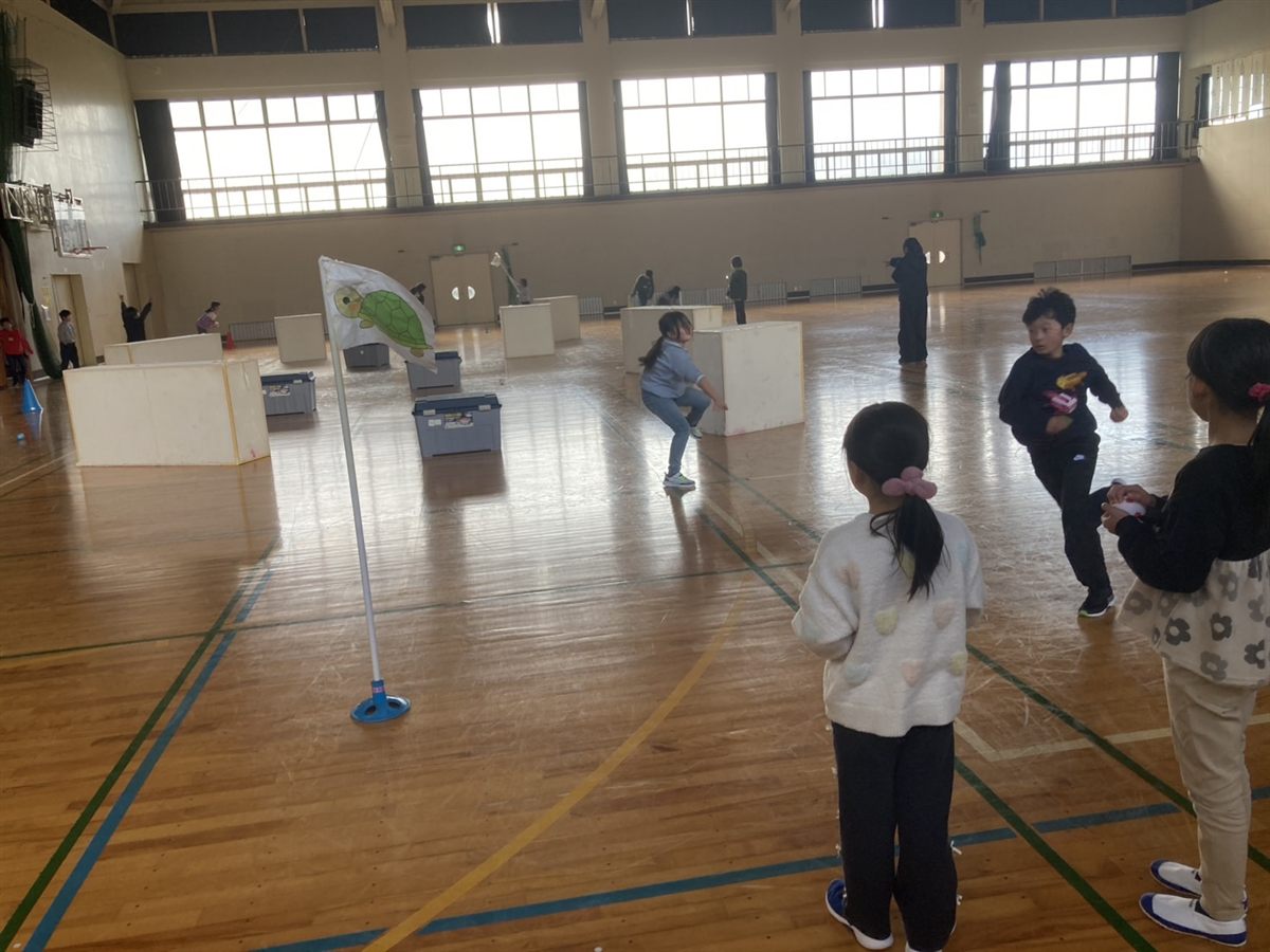 体育館で子どもたちが遊んでいる様子