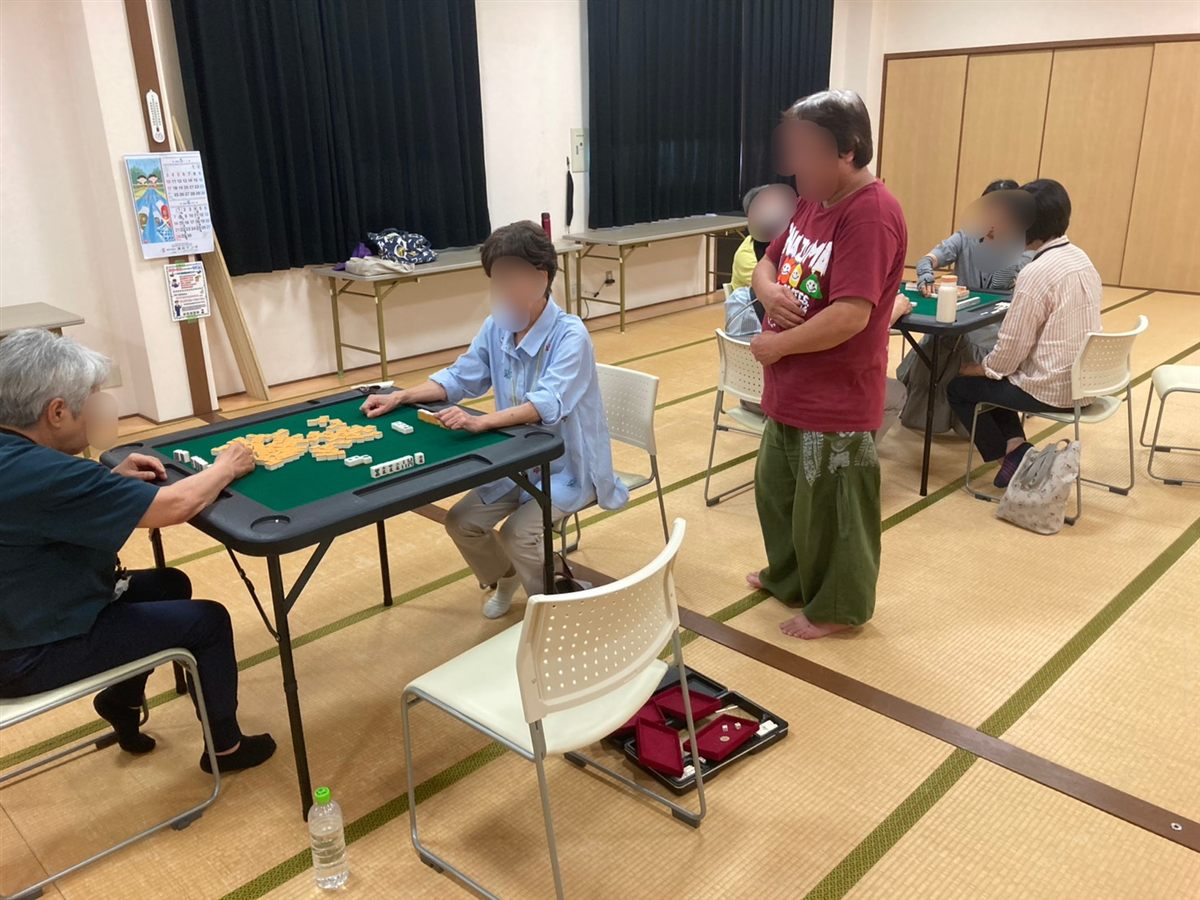和室に麻雀卓を持ち込んで、健康麻雀をしている様子