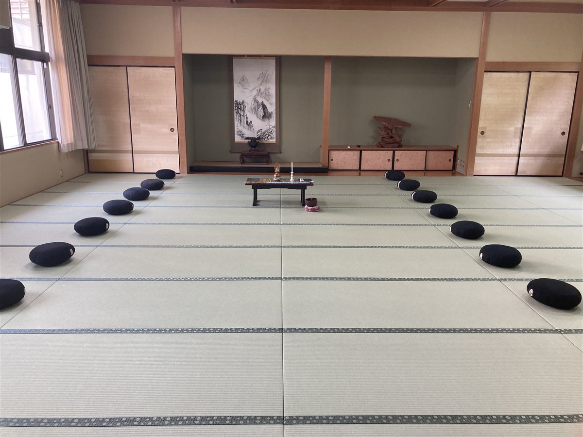 座布団を丸く並べた、座禅会の会場