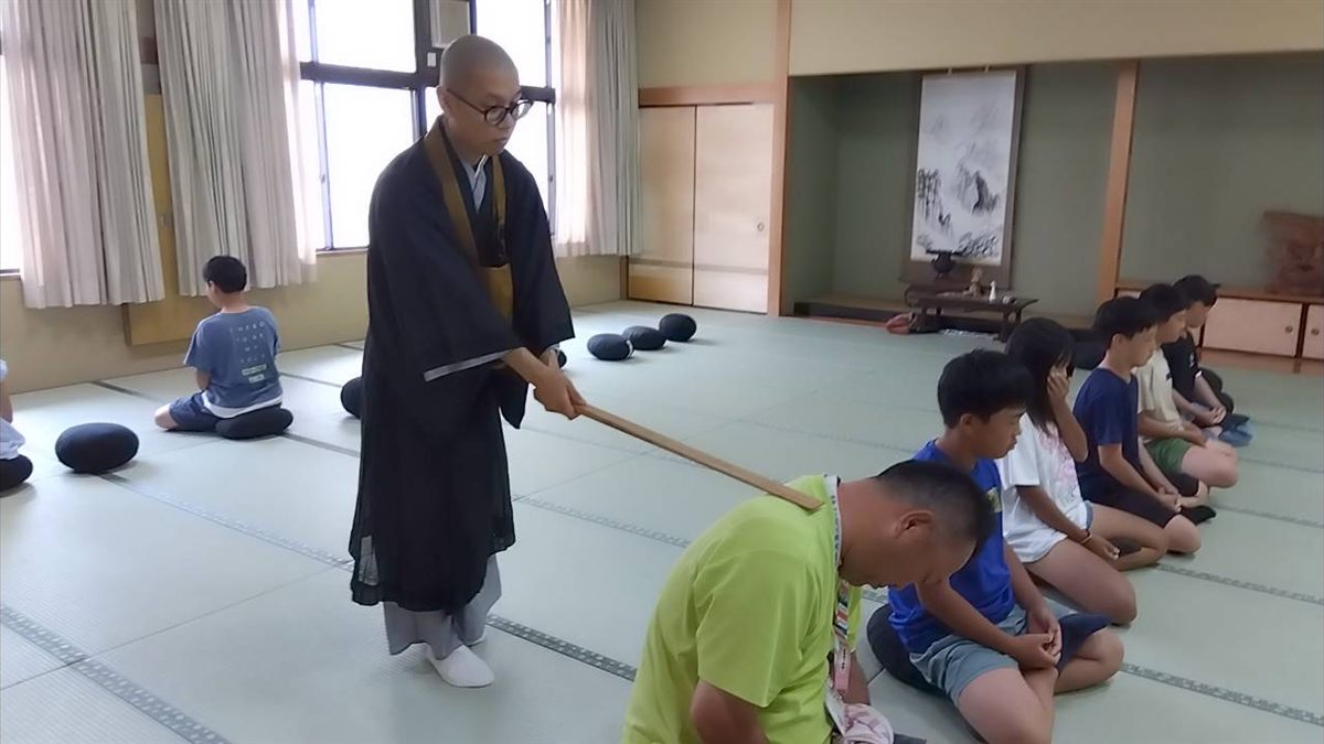 出張先の和室で、子どもたちに座禅を指導している様子